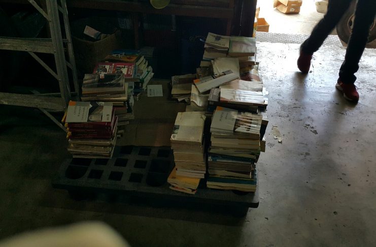 Trabajadores de Librerías del Sur reparan libros que estaban en mal estado