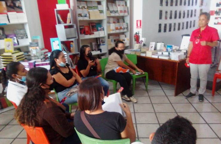Trabajadores de Librerías del Sur participaron en taller de «Violencia de Género» dictado por Inamujer