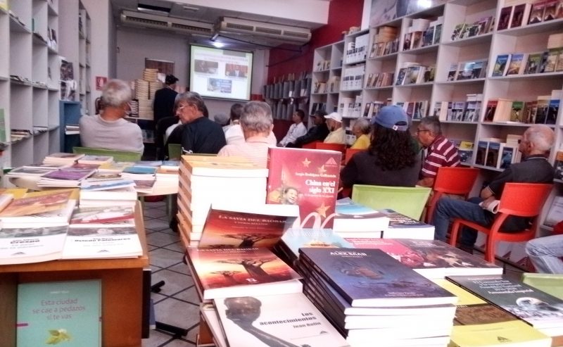 Se realizó conversatorio «Aves de rapiña sobre el Territorio Esequibo» en la librería Orlando Araujo