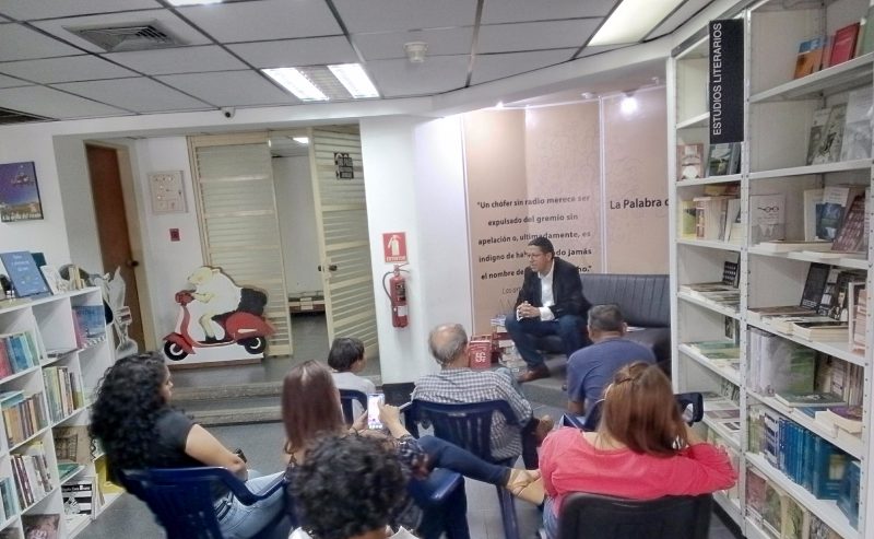 Presentaron el libro «Entre el amanecer y el ocaso» en la librería Aníbal Nazoa (FDCE)