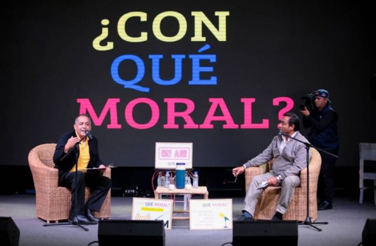 A casa llena presentaron en FILVEN 2023 un performance teatral del libro “¿Con qué moral?”, de Carlos Sierra
