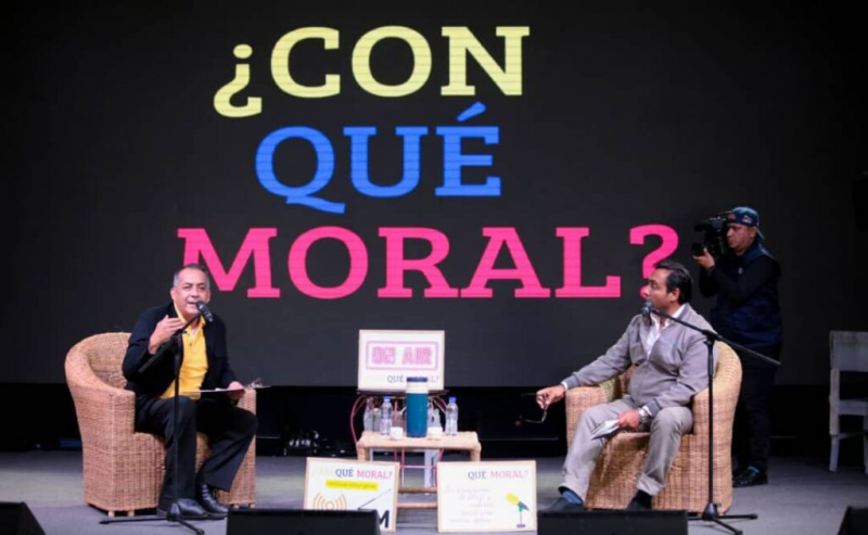 A casa llena presentaron en FILVEN 2023 un performance teatral del libro “¿Con qué moral?”, de Carlos Sierra