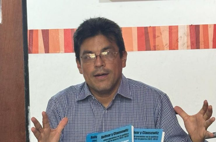 Libro «Bolívar y Clausewitz vidas paralelas en la política y en la guerra (1812-1813)» fue presentado en la Librería del Sur Orlando Araujo