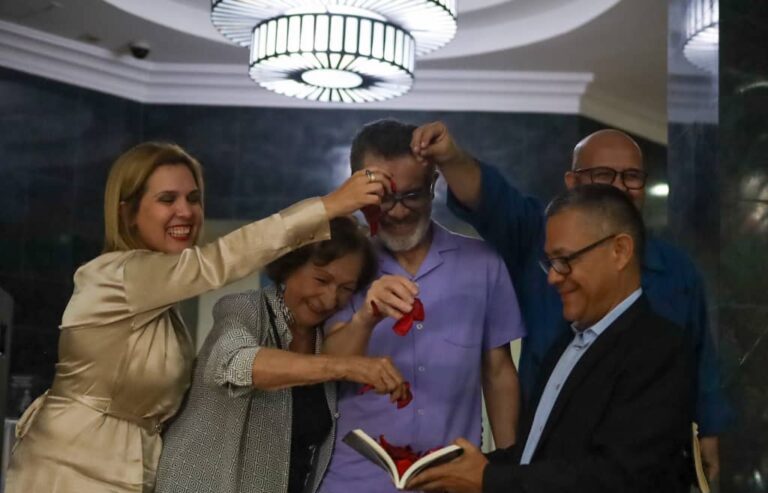 Se presentó el libro “El teatro del Acuyá» en el teatro principal como parte del FITP 2024