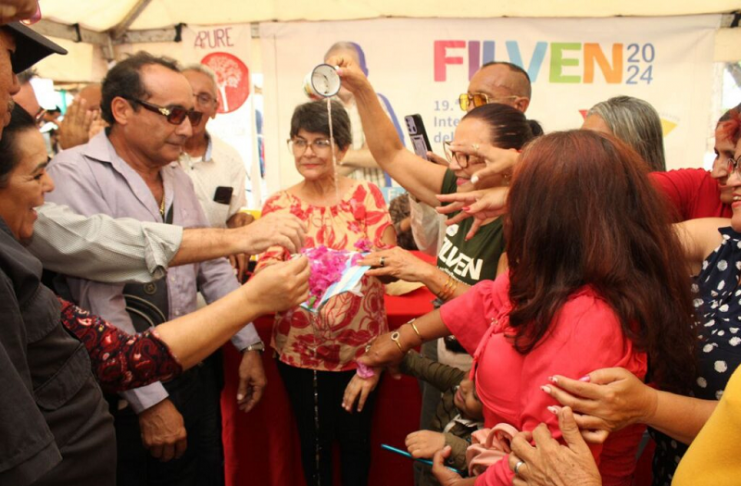 Alberto Rodríguez bautizó en la FILVEN Apure su libro «Pasaje samán llorón» publicado por El perro y la rana