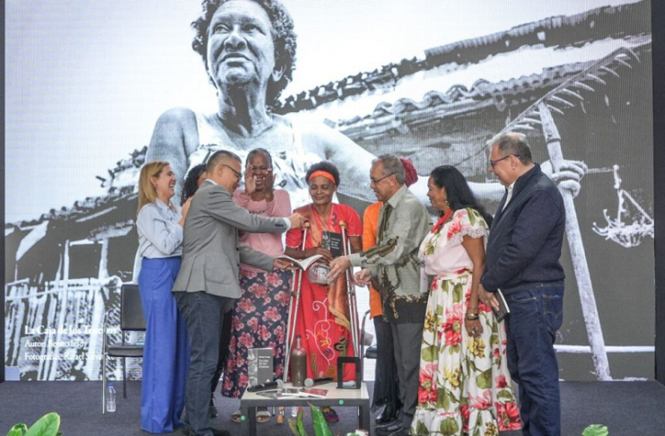 Entre cantos y alegría bautizaron el libro “La Caja de los Truenos” de Benito Yrady