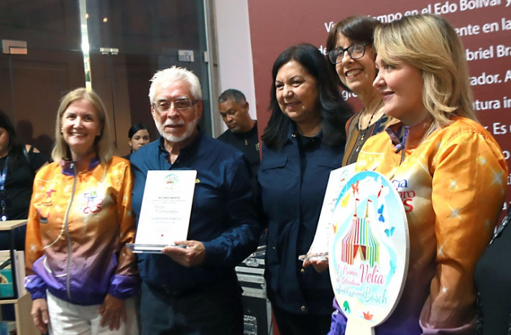 Entregan premio de literatura infantil y juvenil en Feria del Libro