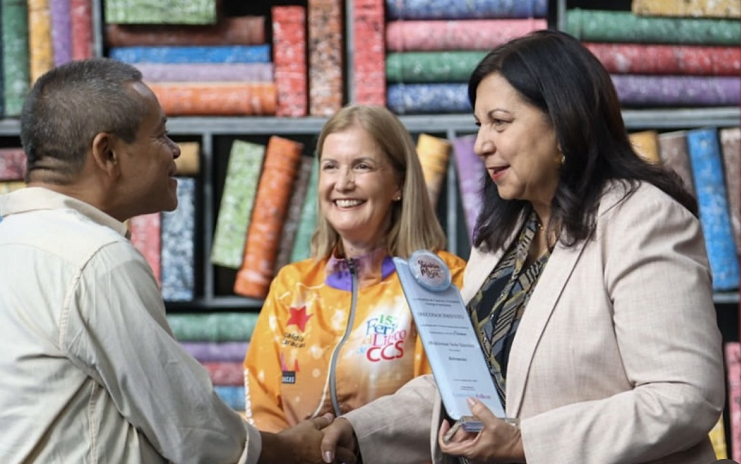Escritores reciben premio Stefania Mosca en la Feria del Libro de CCS